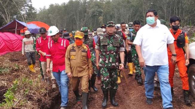 Pangdam XX/TIB Tinjau Kebakaran Lahan di Teluk Dawan, Kolaborasi Antarlembaga Tangani Karhutla Dapat Pujian